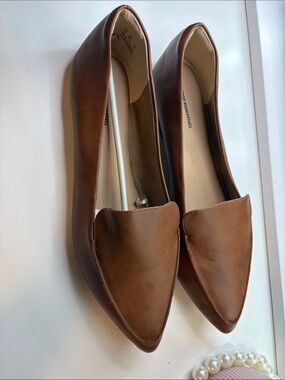 Amazon Essentials Women's Pointed Toe Flats in Brown